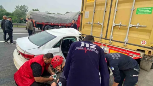 Anadolu Otoyolu'nda otomobil, tıra ok gibi saplandı: 2 yaralı