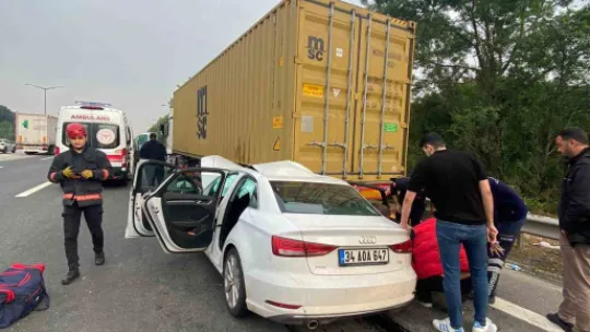 Anadolu Otoyolu'nda otomobil, tıra ok gibi saplandı: 2 yaralı