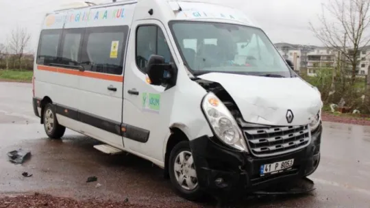 Anaokulu servisi ile otomobil çarpıştı: 1 yaralı!