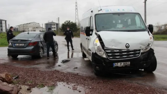 Anaokulu servisi ile otomobil çarpıştı: 1 yaralı!