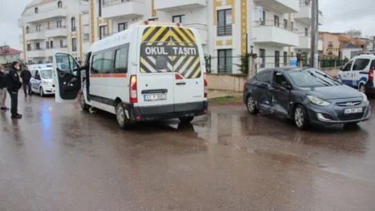 Anaokulu servisi ile otomobil çarpıştı: 1 yaralı!