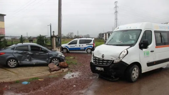 Anaokulu servisi ile otomobil çarpıştı: 1 yaralı!