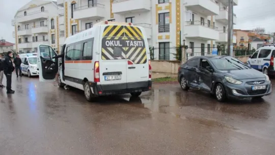 Anaokulu servisi ile otomobil çarpıştı: 1 yaralı