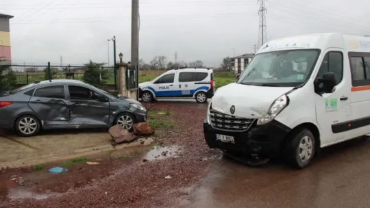 Anaokulu servisi ile otomobil çarpıştı: 1 yaralı