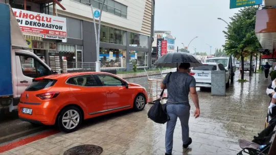 Yağmura vatandaşlar hazırlıksız yakalandı