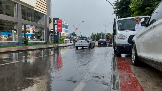 Yağmura vatandaşlar hazırlıksız yakalandı