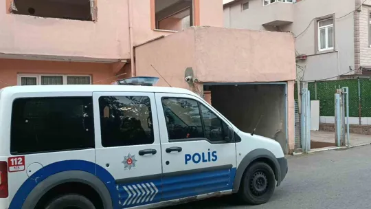 Anne kız memlekete gitmişti, eve geldiklerinde hayrete düştüler