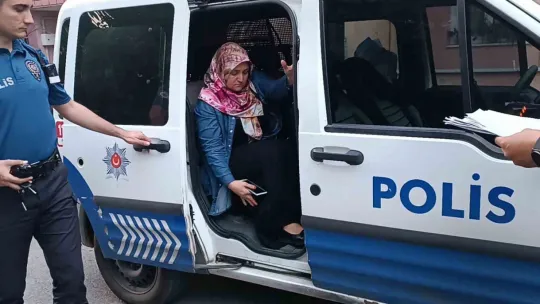 Anne kız memlekete gitmişti, eve geldiklerinde hayrete düştüler