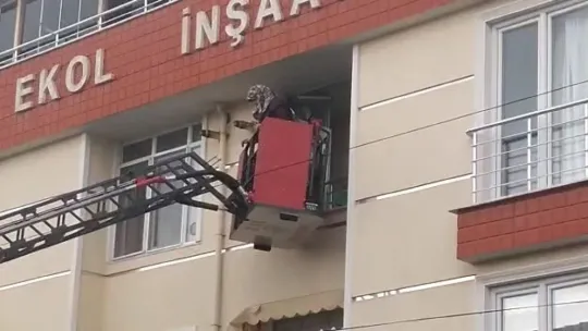 Anne-kızın yaşadığı ev alevlere teslim oldu