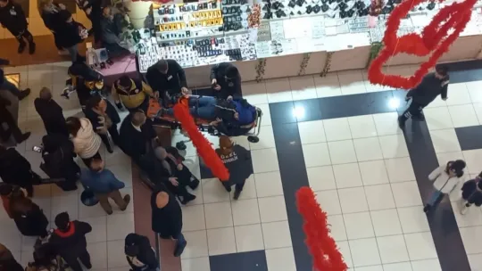 Anne ve kızı yürüyen merdivenden düştü