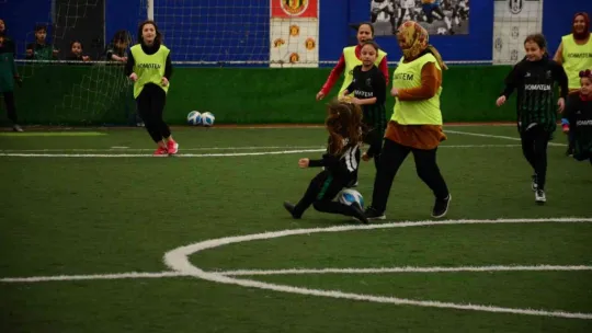 Anneler, futbolcu kızları için yeşil sahada ter döktü