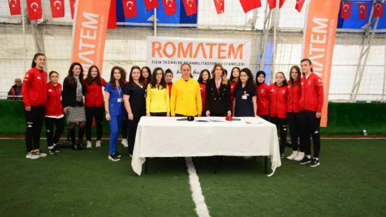 Anneler, futbolcu kızları için yeşil sahada ter döktü