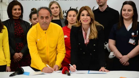 Anneler, futbolcu kızları için yeşil sahada ter döktü