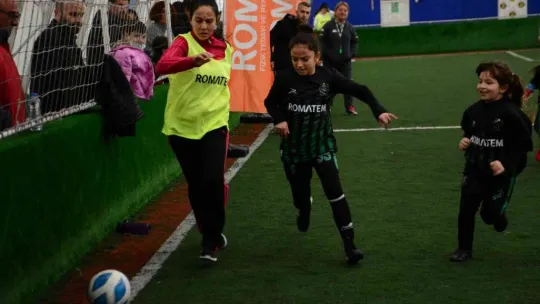 Anneler, futbolcu kızları için yeşil sahada ter döktü