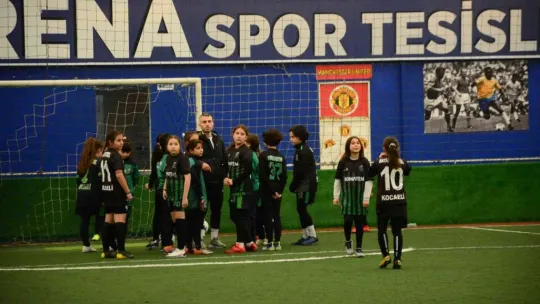 Anneler, futbolcu kızları için yeşil sahada ter döktü