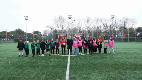 Anneler ve kızları futbol maçında karşı karşıya