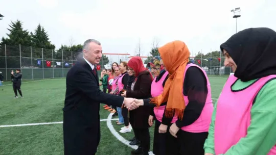 Anneler ve kızları futbol maçında karşı karşıya