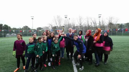 Anneler ve kızları futbol maçında karşı karşıya