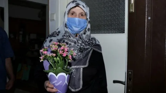 Anneleri mutlu etmek için mesafe tanımadılar