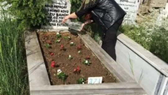 'Annemin mezarını öpmek istiyorum çare bulun' 