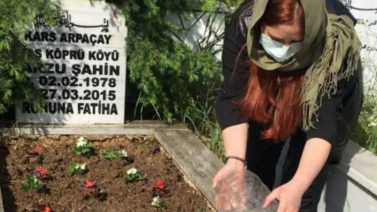 'Annemin mezarını öpmek istiyorum çare bulun' 