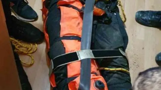 Apartman boşluğuna düşen genci itfaiye ekibi kurtardı