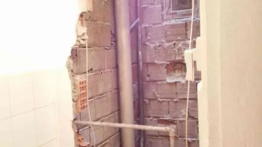 Apartman boşluğuna düşen genci itfaiye ekibi kurtardı