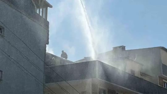 Apartman çatısı alevlere teslim oldu