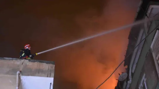 Apartman çatısı küle döndü