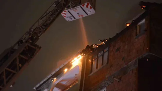 Apartman çatısı küle döndü