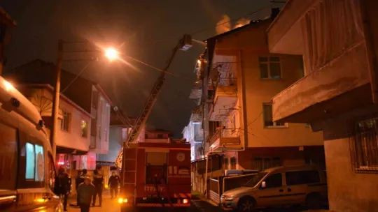 Apartman çatısı küle döndü