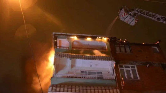 Apartman çatısı küle döndü