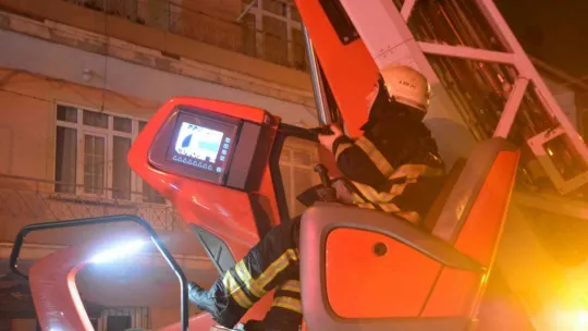 Apartman çatısı küle döndü