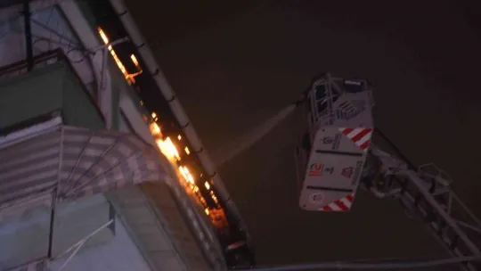 Apartman çatısı küle döndü