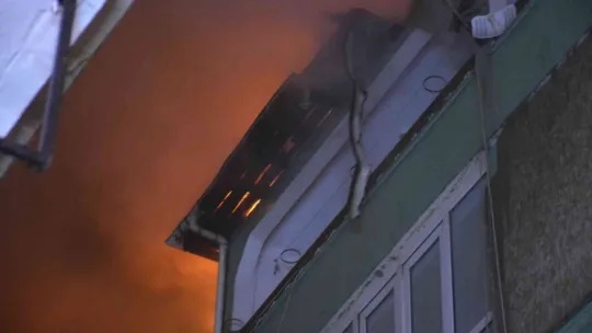 Apartman çatısı küle döndü