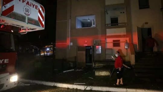 Apartman dairesinde doğalgaz bomba gibi patladı: 1 ağır yaralı