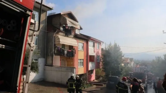 Apartmanda çıkan yangın vatandaşları sokağa döktü