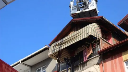 Apartmanda çıkan yangın vatandaşları sokağa döktü