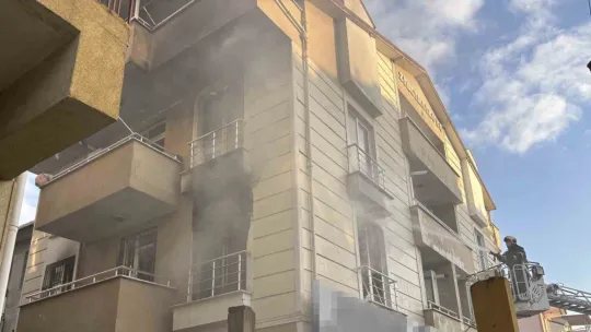 Apartmanın 2. katı alev alev yandı