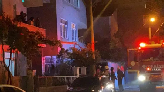 Apartmanın çatı katında çıkan yangın korkuttu