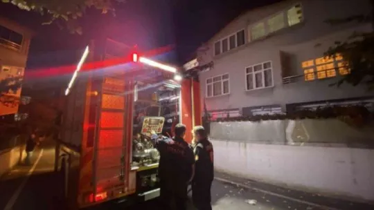 Apartmanın çatı katında çıkan yangın korkuttu