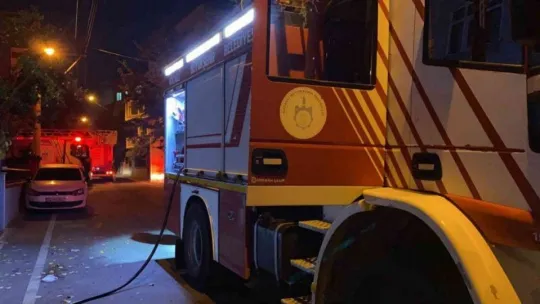 Apartmanın çatı katında çıkan yangın korkuttu