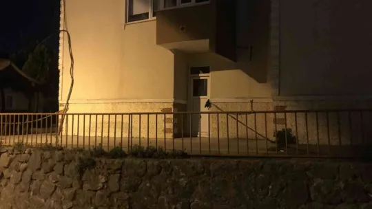 Apartmanın giriş kapısında ölü bulundu