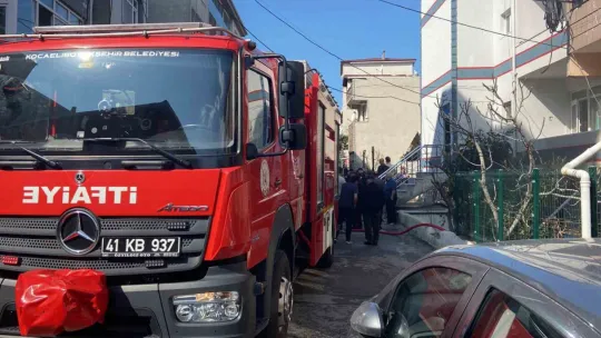 Apartmanın zemin katında yangın: 6 yaşındaki çocuk dumandan etkilendi