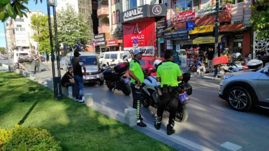 Araç çalıp ters istikamete dalan şahıs yayaya çarptı