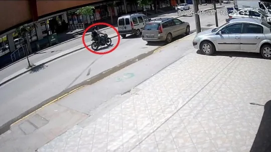 Araca çarpan motosiklet takla attı, 1 kişi yaralandı