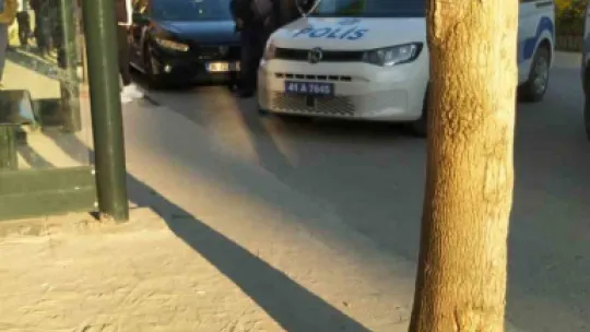 Aracın açılan kapısına çarpan bisikletli yaralandı