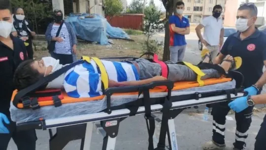 Aracın camından içeri girdi: 2 yaralı