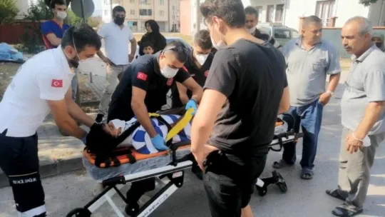 Aracın camından içeri girdi: 2 yaralı