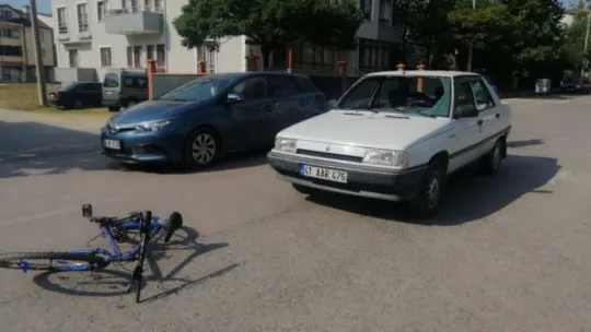 Aracın camından içeri girdi: 2 yaralı